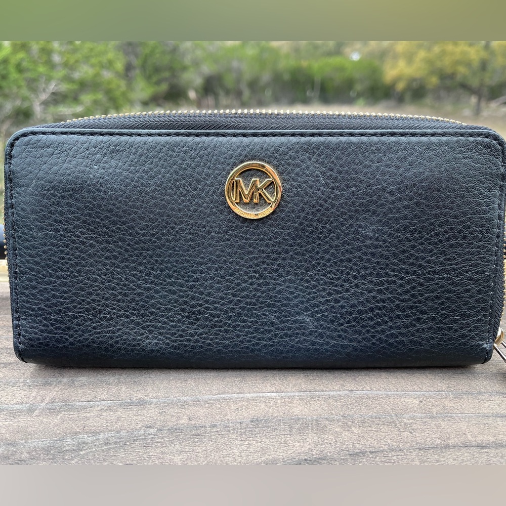 EUC Michael Kors Black Leather Zip-Around Wallet